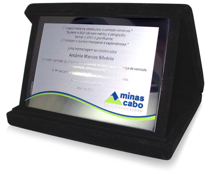 Placas de Homenagem 30% folheado a ouro 18k e pedra natural