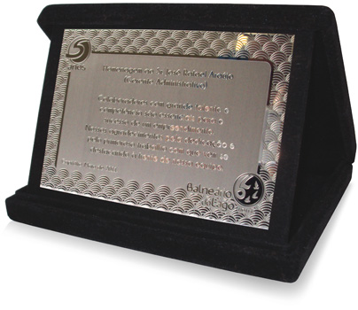 Placas de Homenagem 30% folheado a ouro 18k e pedra natural